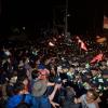 -6월 24일 밤 양재동 현대차 본사 앞에서 열린 ‘유성기업 한광호 열사 100일, 현대차 진격의 날’ 집회에서 경찰이 참가자들의 이동을 가로막아 충돌이 벌이지고 있다.