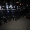 -6월 24일 밤 양재동 현대차 본사 앞에서 열린 ‘유성기업 한광호 열사 100일, 현대차 진격의 날’ 집회에서 경찰에 가로막힌 참가자들이 연좌를 하고 있다.