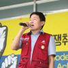 -8월 21일 오후 서울 보신각 앞에서 열린 ‘고용허가제 폐지! 노동3권 쟁취! 수도권 이주노동자 결의대회’에서 우다야 라이 이주노조 위원장이 여는 발언을 하고 있다.