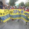 -8월 21일 오후 ‘고용허가제 폐지! 노동3권 쟁취! 수도권 이주노동자 결의대회’를 마친 이주노동자들이 구호를 외치며 서울 보신각을 출발해 서울고용노동청 앞까지 행진을 하고 있다.