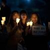-서울대학교 시흥캠퍼스 설립에 반대해 본관 점거 투쟁을 하고 있는 서울대 학생들이 10월 17일 오후 서울대 본관 앞에서 촛불문화제를 열고 있다. 
