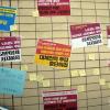 -10월 19일 오후 ‘철도노동자 3차 총파업 결의대회’가 열리고 있는 서울 대학로 인근 지하철역에 철도 파업을 지지하는 포스트잇과 팻말이 빼곡히 붙어 있다.  