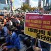 -10월 25일 오후 서울역 광장에서 1천3백여 명의 열차 노동자들이 ‘철도노조 전국열차조합원 결의대회’를 열고, "열차 노동자 파업 약화시키려는 인사 규정 개악 철회"를 요구하고 있다. 