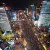 -민중총궐기가 열린 11월 12일 오후 서울 광화문 일대에서 1백만 명의 사람들이 박근혜 퇴진을 요구하는 촛불을 들고 있다. 