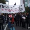 -1백만 명이 모인 11월 12일 박근혜 퇴진 촉구 민중총궐기에서  한국외대 학생들이 아랍어로 "박근혜는 퇴진하라"고 적은 현수막을 들고 가두행진을 하고 있다. 