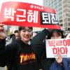 -
‘청소년 2차 시국대회’를 마친 청소년들은 ‘4차 박근혜 퇴진 범국민행동’에 참가하기 위해 서울광장까지 행진을 하고 있다.