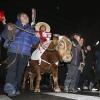 -1백50만 명이 모여 박근혜 즉각 퇴진을 외친 11월 26일 한 농민이 소를 타고 행진을 하고 있다. 
