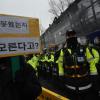 -박근혜 퇴진 5차 범국민행동이 열린 11월 26일 오후 서울 삼청로 인근에서 ‘청와대 인간 띠잇기’를 가로막은 경찰과 시민들이 대치하고 있다.