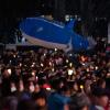 -박근혜 퇴진 5차 범국민행동이 열린 11월 26일 오후 서울 광화문 광장에 세월호 참사 3백4명의 희생자를 기리는 대형 돌고래 모형이 대열을 지나가고 있다.