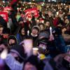 -박근혜 퇴진 5차 범국민행동이 열린 11월 26일 오후 서울 광화문 광장에서 1백50만 명의 참가자들이 박근혜 퇴진을 외치며 구호를 외치고 있다.