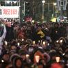 -11월 26일 오후 서울 광화문 광장에서 1백50만 명의 사람들이 모여 박근혜 퇴진 5차 범국민행동을 열고 있다.