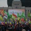 -11월 30일 오후 서울시청 광장에서 2만여 명이 모여 ‘박근혜 즉각 퇴진! 박근혜 정책 폐기! 총파업 대회’를 열고 있다.