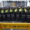 -‘박근혜 퇴진 제6차 범국민행동’이 열린 12월 3일 오후 경찰이 청와대로 가는 삼청동 길목을 막고 있다.
