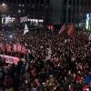 -12월 3일 서울 광화문 일대에서 열린 ‘박근혜 퇴진 6차 범국민행동’에 참가한 1백50만 명의 사람들이 청와대를 향해 가두행진을 하고 있다.  