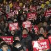 -12월 3일 오후 ‘박근혜 퇴진 6차 범국민행동’ 참가자들이 청와대 1백미터 앞에서 박근혜 퇴진 집회를 열고 있다.