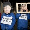 범죄자 박근혜를 구속하라-12월 3일 오후 ‘박근혜 퇴진 6차 범국민행동’ 저녁 행진이 끝나고 청운동 동사무소 앞에 모인 사람들이 박근혜 퇴진 집회를 열고 있다.