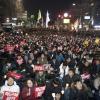 - ‘박근혜 퇴진 6차 범국민행동’ 저녁 행진이 끝나고 청운동 동사무소 앞에 모인 사람들이 박근혜 퇴진 집회를 열고 있다.
