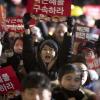 -12월 3일 오후 ‘박근혜 퇴진 6차 범국민행동’ 저녁 행진이 끝나고 청운동 동사무소 앞에 모인 사람들이 박근혜 퇴진 집회를 열고 있다.