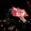 -12월 3일 오후 ‘박근혜 퇴진 6차 범국민행동’ 참가자들이 청와대 1백미터 앞에서 박근혜 퇴진 집회를 열고 있다.