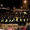 -‘박근혜 퇴진 제6차 범국민행동’이 열린 12월 3일 오후 청와대로 가는 청운동 길목을 경찰이 막고 있다. 