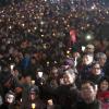 -12월 3일 오후 ‘박근혜 퇴진 6차 범국민행동’ 저녁 행진이 끝나고 청운동 동사무소 앞에 모인 사람들이 박근혜 퇴진 집회를 열고 있다.