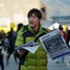 -‘박근혜 퇴진 7차 범국민행동’이 열린 12월 10일 오후 서울 광화문 광장에서 <노동자 연대> 독자들이 신문을 판매하고 있다. 