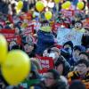 -‘박근혜 퇴진 7차 범국민행동’이 열린 12월 10일 오후 서울 광화문 광장에서 본무대 시작 전부터 사람들이 모여 ‘박근혜 즉각 퇴진’을 요구하고 있다. 