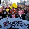 -‘박근혜 퇴진 7차 범국민행동’이 열린 12월 10일 오후 서울 광화문 광장에 모인 사람들이 청와대 방향으로 1차 가두행진을 시작하고 있다.
