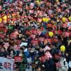 -‘박근혜 퇴진 7차 범국민행동’이 열린 12월 10일 오후 서울 광화문 광장에 모인 사람들이 청와대 방향으로 1차 가두행진을 하고 있다.