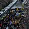 -‘박근혜 퇴진 7차 범국민행동’이 열린 12월 10일 오후 서울 청운동 인근 청와대 1백미터 앞을 경찰이 차벽으로 막고 있다.