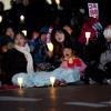 -‘박근혜 퇴진 7차 범국민행동’이 열린 12월 10일 오후 서울 광화문 광장 인근에서 참가자들이 촛불을 들고 있다.