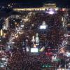 -‘박근혜 퇴진 7차 범국민행동’이 열린 12월 10일 오후 서울 광화문 광장에 80만 명의 사람들이 모여 촛불을 들고 있다.