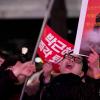 -12월 10일 오후 서울 청운동 인근에서 열린 ‘박근혜 퇴진 7차 범국민행동’에서 한 참가자가 ‘이정현 새누리당 대표에게 장 지진다’는 약속을 지키라며 팻말을 들고 있다.  