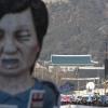 -12월 10일 서울  광화문 광장에 설치된 구속된 박근혜 모형 뒤로 청와대가 보인다.