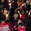 -
‘박근혜 퇴진 7차 범국민행동’이 열린 12월 10일 오후 서울 광화문 광장에 80만 명의 사람들이 모여 촛불을 들고 있다.