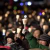 -‘박근혜 퇴진 7차 범국민행동’이 열린 12월 10일 오후 서울 광화문 광장에 80만 명의 사람들이 모여 촛불을 들고 있다. 