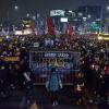 -12월 17일 오후 서울 광화문 광장 일대에서 열린 박근혜 퇴진 8차 촛불, ‘끝까지 간다! 박근혜 즉각퇴진, 공범처벌-적폐청산의 날’에 참가한 수십만의 노동자, 학생, 시민들이 청와대가 있는 청운동 방향을 향해 가두행진을 하고 있다. 