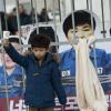 -박근혜 퇴진 8차 촛불이 열린 12월 17일 오후 서울 광화문 광장 에서 한 아이가 박근혜, 황교안 등이 구치소에 갇혀있는 모형 앞에서 기념 사진을 찍고 있다. 