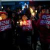 -12월 17일 오후 서울 광화문 광장 일대에서 열린 박근혜 퇴진 8차 촛불, ‘끝까지 간다! 박근혜 즉각퇴진, 공범처벌-적폐청산의 날’에서 아이들이 박근혜 즉각 퇴진을 요구하는 손팻말을 들고 있다.