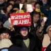 -12월 17일 오후 서울 광화문 광장 일대에서 열린 박근혜 퇴진 8차 촛불, ‘끝까지 간다! 박근혜 즉각퇴진, 공범처벌-적폐청산의 날’에서 참가자들이 황교안내각 총사퇴를 요구하는 팻말을 들고 있다. 