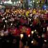 -12월 17일 오후 서울 광화문 광장 일대에서 열린 박근혜 퇴진 8차 촛불, ‘끝까지 간다! 박근혜 즉각퇴진, 공범처벌-적폐청산의 날’에 참가한 수십만의 노동자, 학생, 시민들이 청와대가 있는 청운동 방향을 향해 가두행진을 하고 있다. 