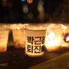-박근혜 퇴진 8차 촛불이 열린 12월 17일 오후 수많은 촛불들이 도로 한 가운데 놓여 있다. 