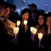 -12월 17일 오후 서울 광화문 광장 일대에서 열린 박근혜 퇴진 8차 촛불, ‘끝까지 간다! 박근혜 즉각퇴진, 공범처벌-적폐청산의 날’에 시민들이 참가해 촛불을 밝히고 있다. 