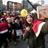 -박근혜 퇴진 8차 촛불이 열리는 12월 17일 오후 서울 광화문 광장에서 열린 ‘박근혜 하야! 청년 산타 대작전’에 참가한 학생·청년들이 크리스마스 선물을 준 아이들과 함께 기념사진을 찍고 있다. 