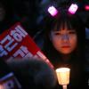 -12월 17일 오후 서울 광화문 광장 일대에서 열린 박근혜 퇴진 8차 촛불, ‘끝까지 간다! 박근혜 즉각퇴진, 공범처벌-적폐청산의 날’에 시민들이 참가해 촛불을 밝히고 있다. 