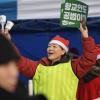 -‘끝까지 간다! 박근혜 정권 즉각 퇴진·조기 탄핵·적폐청산 9차 범국민행동’이 열린 12월 24일 오후 서울 광화문광장에서 산타 모자를 쓴 참가자들이 손팻말과 초를 나누고 있다. 