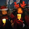 -‘끝까지 간다! 박근혜 정권 즉각 퇴진·조기 탄핵·적폐청산 9차 범국민행동’이 열린 12월 24일 오후 서울 광화문광장에서 산타 복장을 한 청년들이 촛불을 들고 있다.