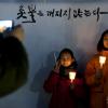 -2016년 마지막 날인 31일 오후 광화문광장에서 열린 박근혜 즉각퇴진을 위한 '송박영신' 10차 범국민행동의 날 촛불집회에 참가한 가족들이 서로의 모습을 사진으로 담고 있다.