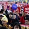 -4일 오후 서울 광화문광장에서 한국여성단체연합이 주최한 '3.8 세계 여성의 날 기념 2017 페미니스트 광장: 지금, 여기, 우리 “페미니스트가 민주주의를 구한다”' 사전 집회가 열리고 있다. 