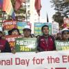 -3월 19일 오후 서울 보신각 앞에서 열린 ‘2017 세계 인종차별철폐의 날 기념대회’를 마친 수백명의 국내외 노동자들이 국가인권위 앞에서 정리집회를 하고 있다. 